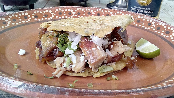 <span style="font-weight: bold;">Gorditas de carnitas</span><br>