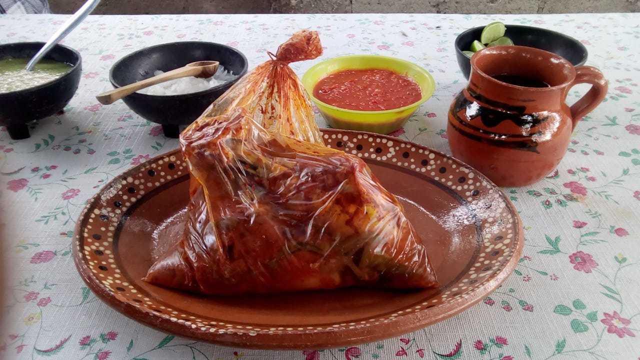 <span style="font-weight: bold;">Mixiote de pollo, res, carnero, conejo o cerdo.</span><br>