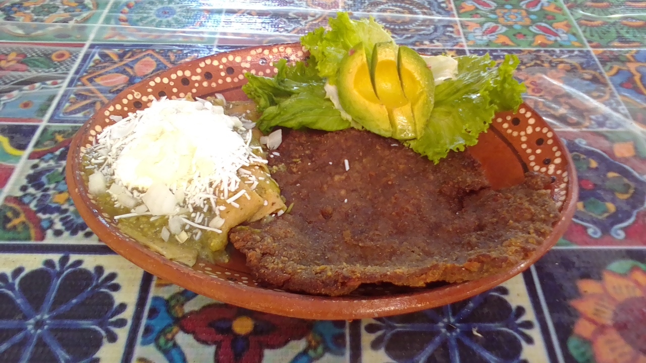 <span style="font-weight: bold;">Milanesa con chilaquiles</span>